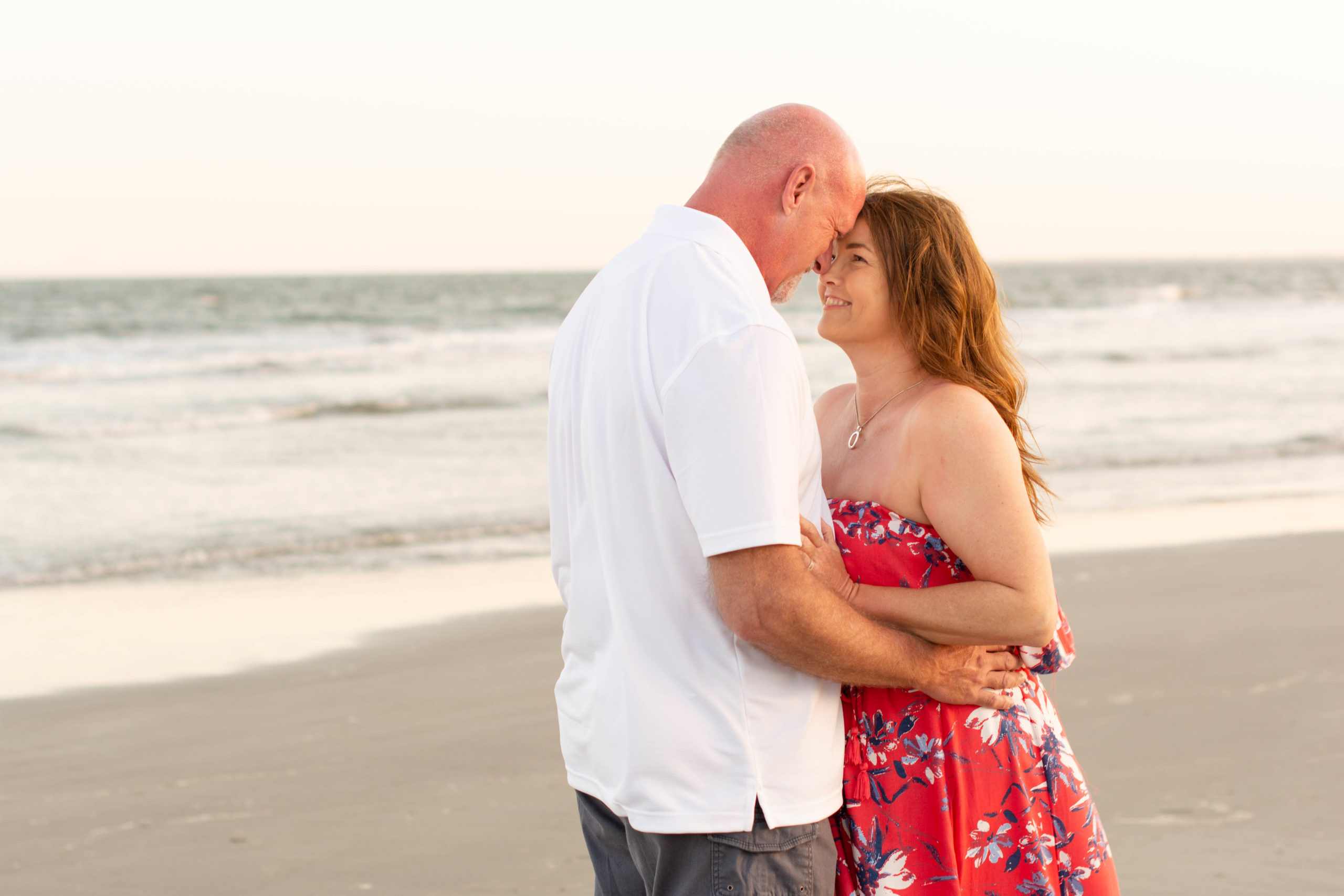 Couple poses in Hilton Head Island, South Carolina during vacation session